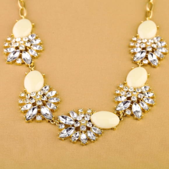 NEW Clear Crystal & Cream Resin Statement Necklace - Picture 2 of 3